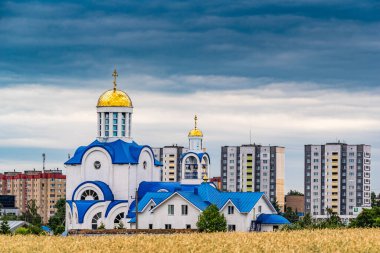 Şehirde küçük bir kilise. Bulutlu havada fotoğraflandı.