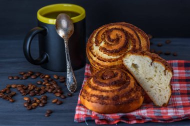 Tarçınlı çörek ve kahve.