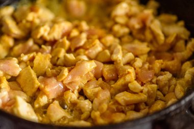 Küçük tavuk parçaları tavada kızarır.