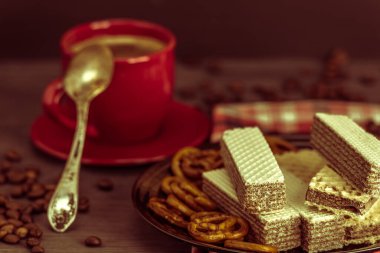 Tahta masada gözleme ve kraker tabağıyla sıcak bir fincan çaya bakın. 