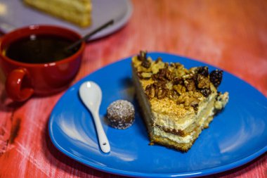 Yakın plan cevizli bir dilim kek..