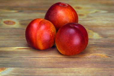 Ahşap bir arka planda şeftaliler