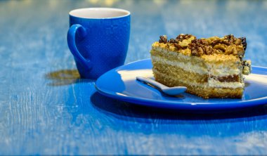 Cevizli kek, ahşap arka planda bir fincan kahvenin yanında..