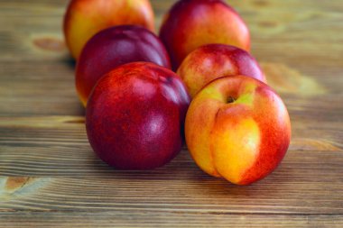 Ahşap bir arka planda şeftaliler