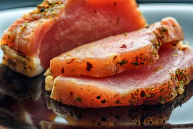 Kapalı tabakta tuzlanmış domuz filetosu.