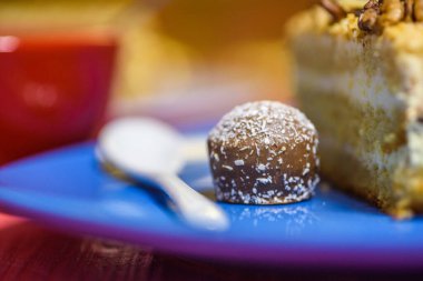 Yakın plan cevizli bir dilim kek..