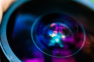 Lenste parmak izi var. Yakından çekilmiş..