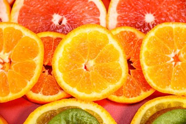 Taze narenciye ve kivi dilimlerine bakın.