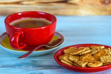 Kahve, şeker ve kurabiyelere bakın.