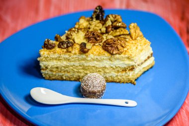 Yakın plan cevizli bir dilim kek..