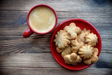 Kurabiye ve koyu ahşap arka planda taze kahve.
