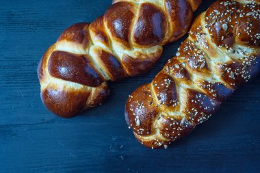 Ahşap arka planda lezzetli bir challah.