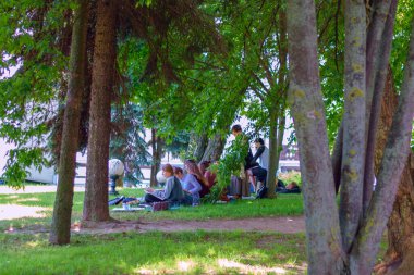 Tanımlanamayan gençler parkta dinleniyorlar.