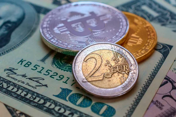 Dolar arkaplanına karşı bitcoin