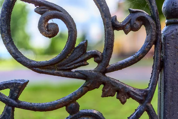 Metal bir çit parçası.