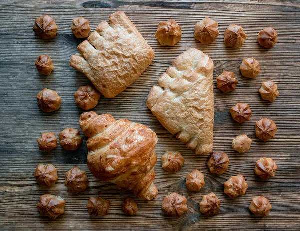 Yapımı Muhallebi Profiteroller Ahşap Bir Arka Planda Serili — Stok fotoğraf