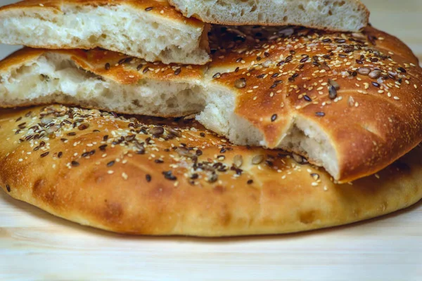 Hembakat Bröd Träbord — Stockfoto