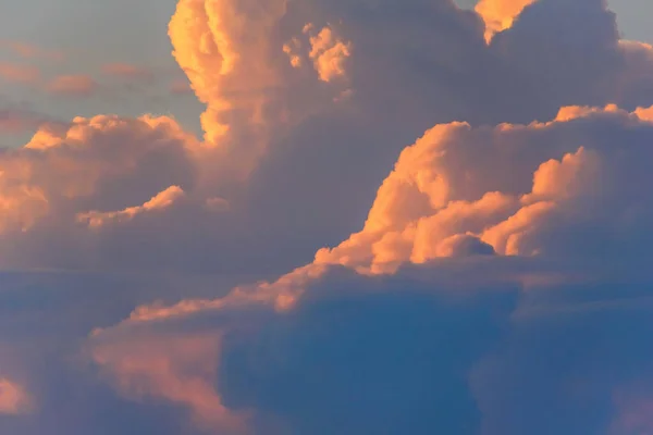 Nubes Esponjosas Contra Cielo — Foto de Stock