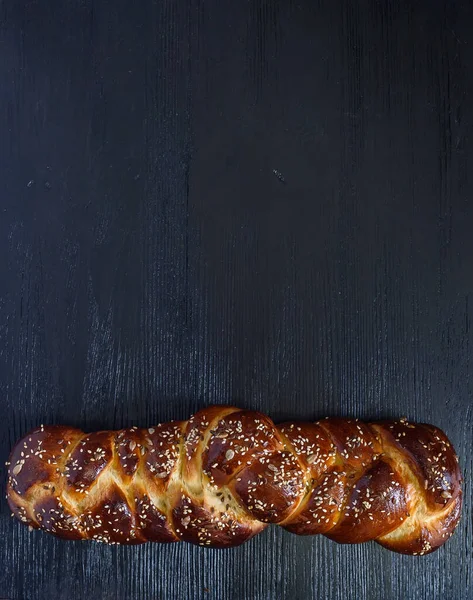 Ahşap arka planda lezzetli bir challah.