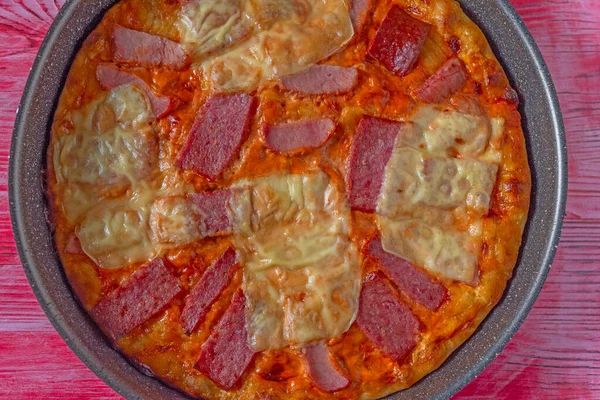 Peynirli ve jambonlu pizza. Fotoğraflı yakın plan..