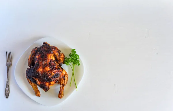 Ayam Goreng Piring Pada Latar Belakang Cahaya — Stok Foto