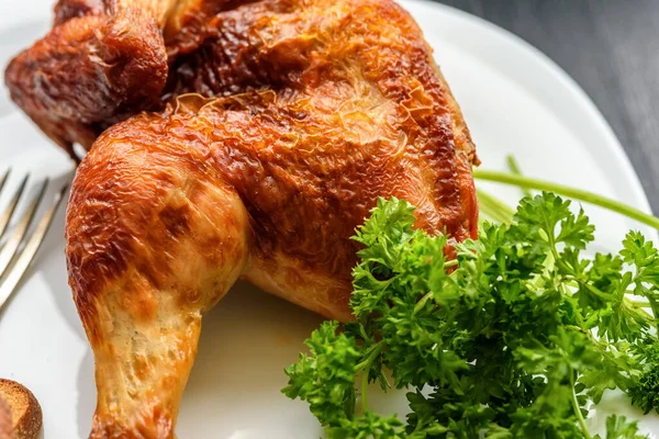 Ayam Goreng Piring Putih Pada Latar Belakang Kayu Gelap — Stok Foto