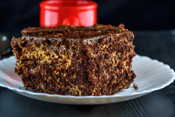 Кусок Шоколадного Торта Тарелке Рядом Чашкой Кофе — стоковое фото