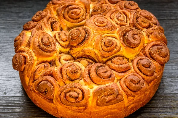 Tarte Égyptienne Cannelle Sur Fond Bois Noir — Photo