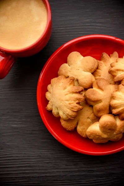 Kurabiye ve koyu ahşap arka planda taze kahve.