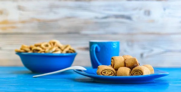 Small Very Dry Bagels Blue Bowl Photographed Vintage Wooden Background — Stock Photo, Image