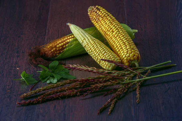 秋季作物和生玉米的观点摆在桌上 — 图库照片