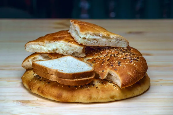 Hembakat Bröd Träbord — Stockfoto