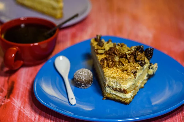 Yakın plan cevizli bir dilim kek..