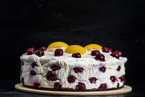 Tahta arka planda kirazlı jöleli pasta..