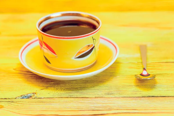 木の背景の黄色いマグカップの中のお茶 — ストック写真