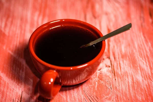 Taza Roja Con Café Sobre Fondo Madera —  Fotos de Stock