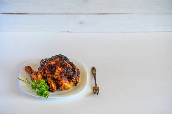 Ayam Goreng Piring Pada Latar Belakang Cahaya — Stok Foto