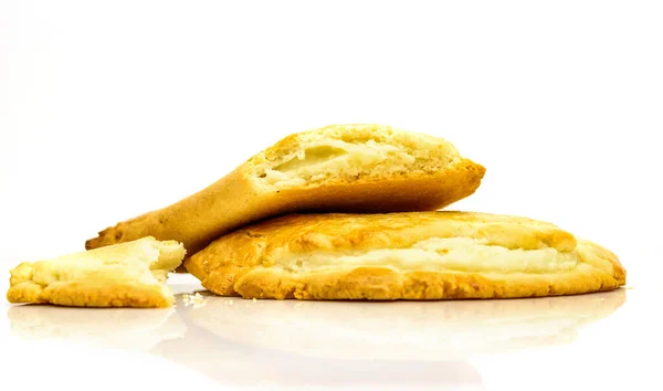 白色背景的奶酪饼干 — 图库照片