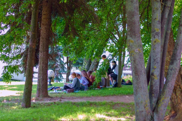 Tanımlanamayan Gençler Parkta Dinleniyorlar — Stok fotoğraf