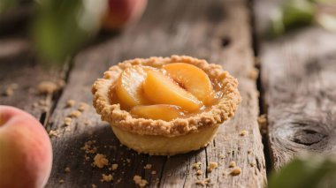 Mini şeftalili pasta tatlı bir arka plan üzerinde