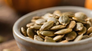 Sağlıklı Çiğ Organik Balkabağı Pepita Kasede tohumlar, yan görüş.