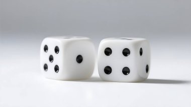 Beyaz arka planda siyah noktalı beyaz zar