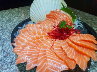 Çiğ somon dilimi veya Japon tarzı taze somon balığı hizmet kase buz üstünde.