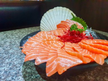 Çiğ somon dilimi veya Japon tarzı taze somon balığı hizmet kase buz üstünde.