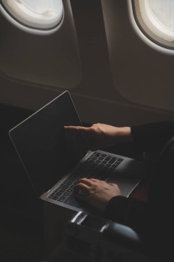 Sarışın kadın turist gelen bildirim netbook ile uçak koltuğunda oturan Smartphone cep telefonu ile kontrol. Genç işkadını paylaşmak medya telefonu dizüstü bilgisayar üzerinde uçak uçuş sırasında