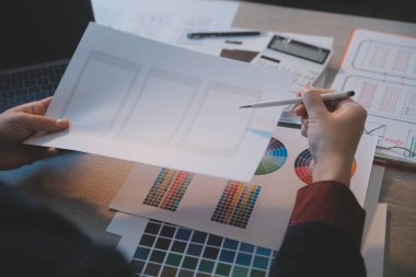 Model mobil uygulama ve web sitesi için UX UI tasarım süreci. Profesyonel uygulama geliştiricisi için kablo grafiğinin yaratıcı prototipi .