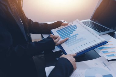 Toplantı odasında birlikte çalışan iş adamları.