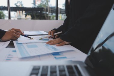 Toplantı odasında birlikte çalışan iş adamları.