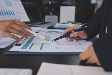 Toplantı odasında birlikte çalışan iş adamları.