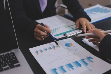 Toplantı odasında birlikte çalışan iş adamları.